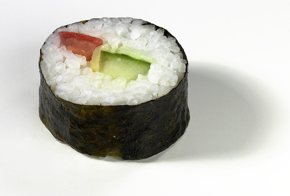 Maki-Sushi mit Fisch und Gurke