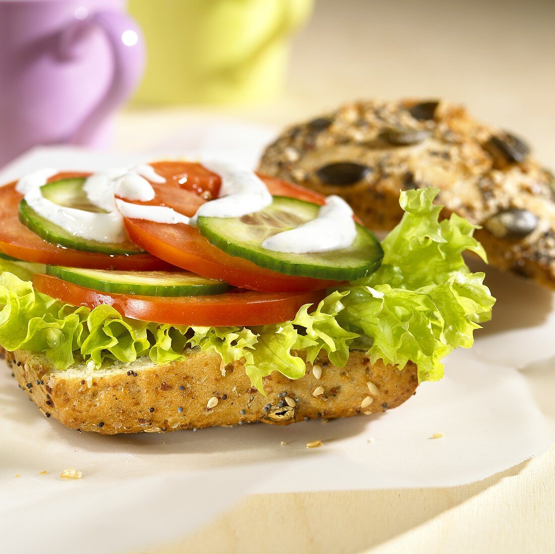 Gemüseburger mit Gurken, Tomaten und saurer Sahne