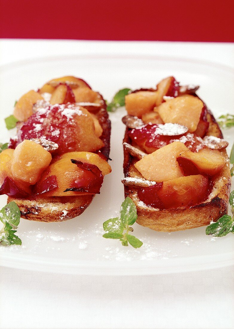 Bruschetta mit Früchten, Puderzucker und Minze