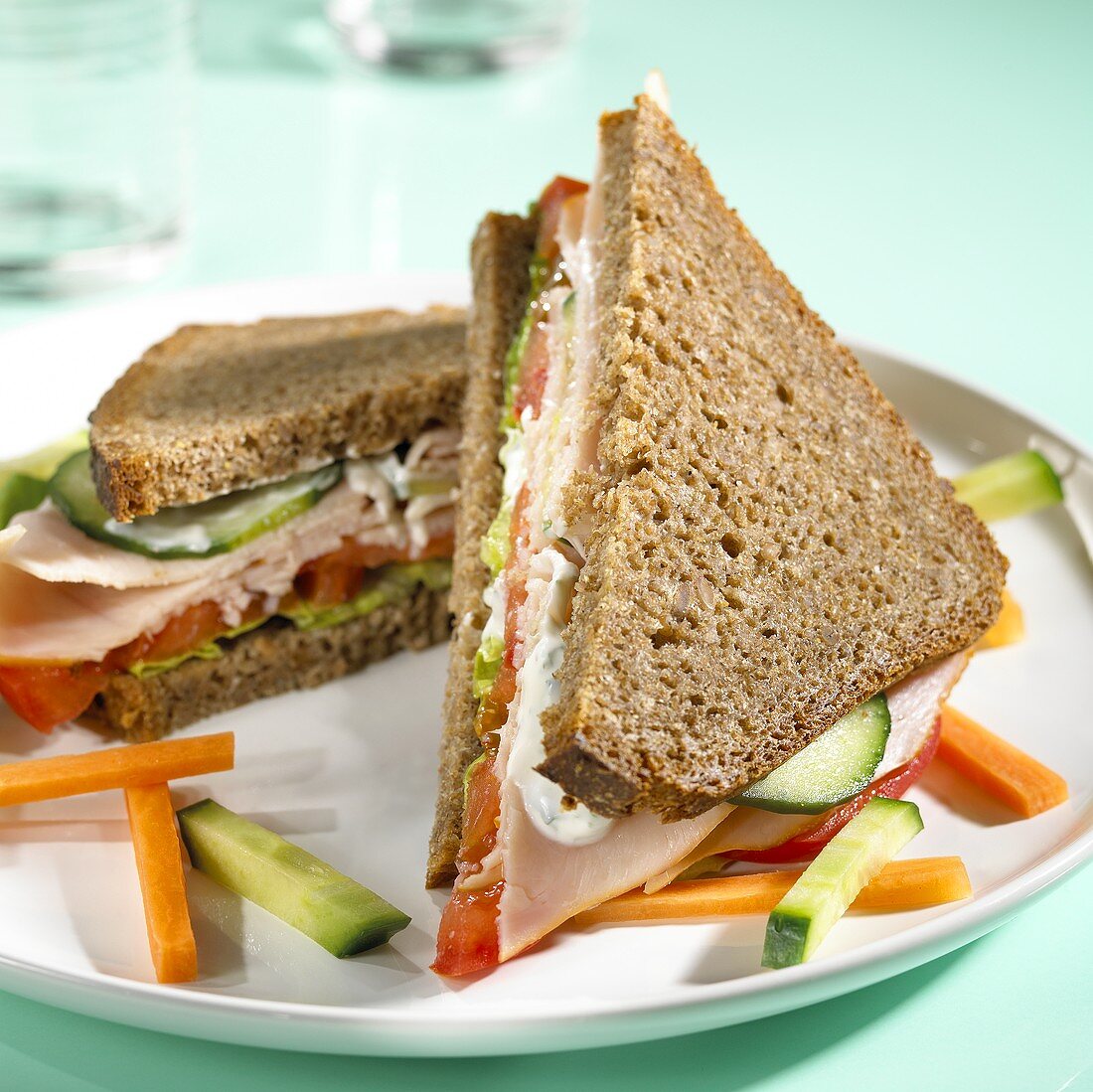 Wholemeal sandwich with turkey breast and vegetables