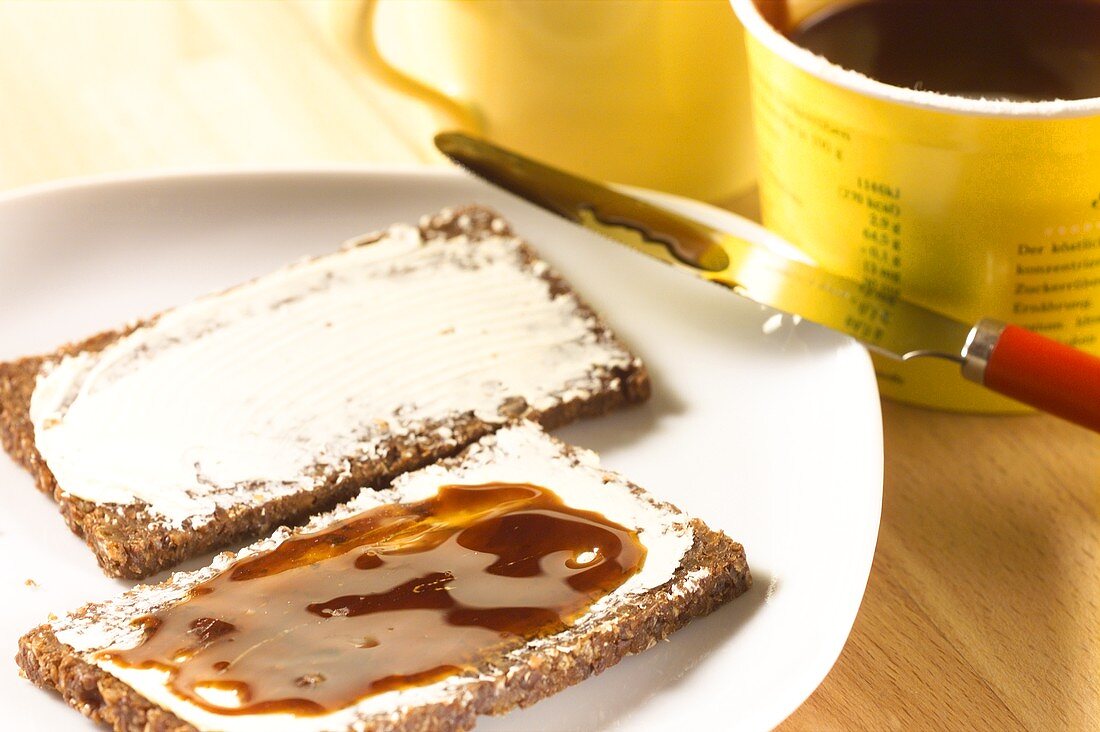 Pumpernickel mit Margarine und Rübenkraut