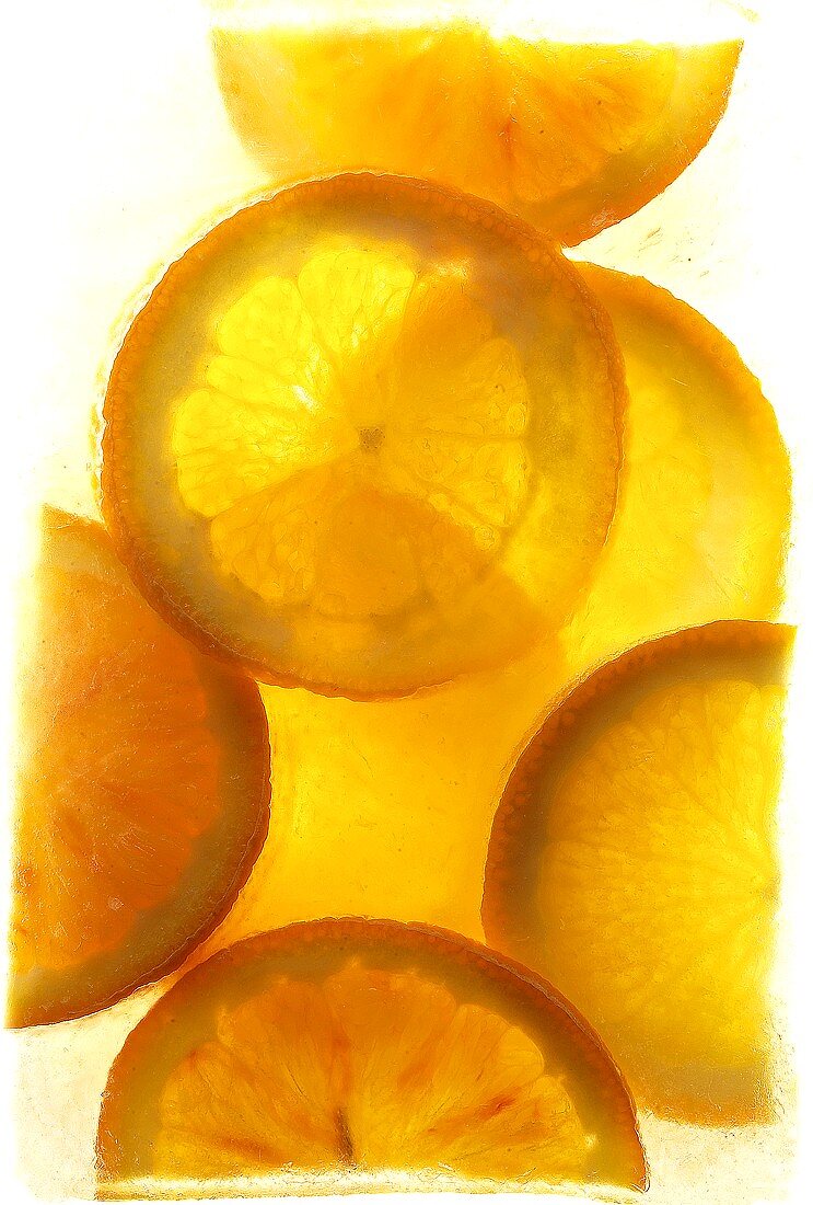 Orangenscheiben in zerstossenem Eis