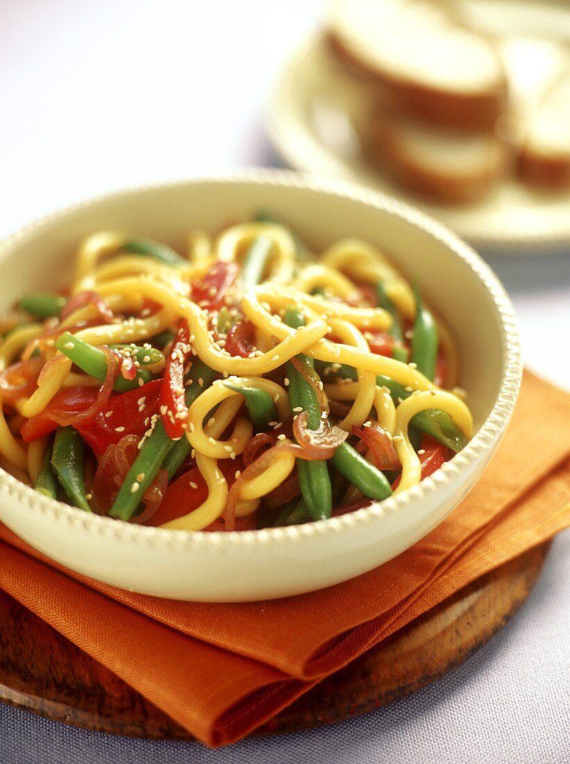 Asian noodles with green beans, tomatoes and sesame
