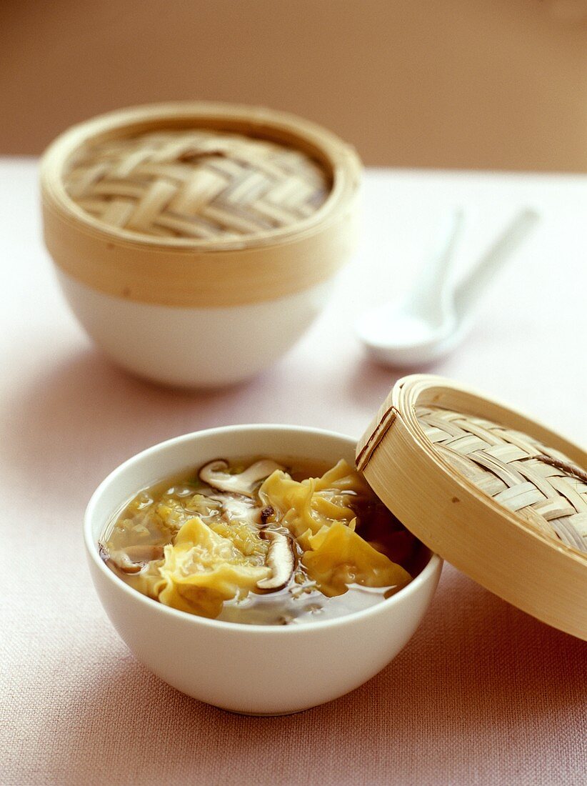 Asiatische Hühnersuppe mit Pilzen und Wantans