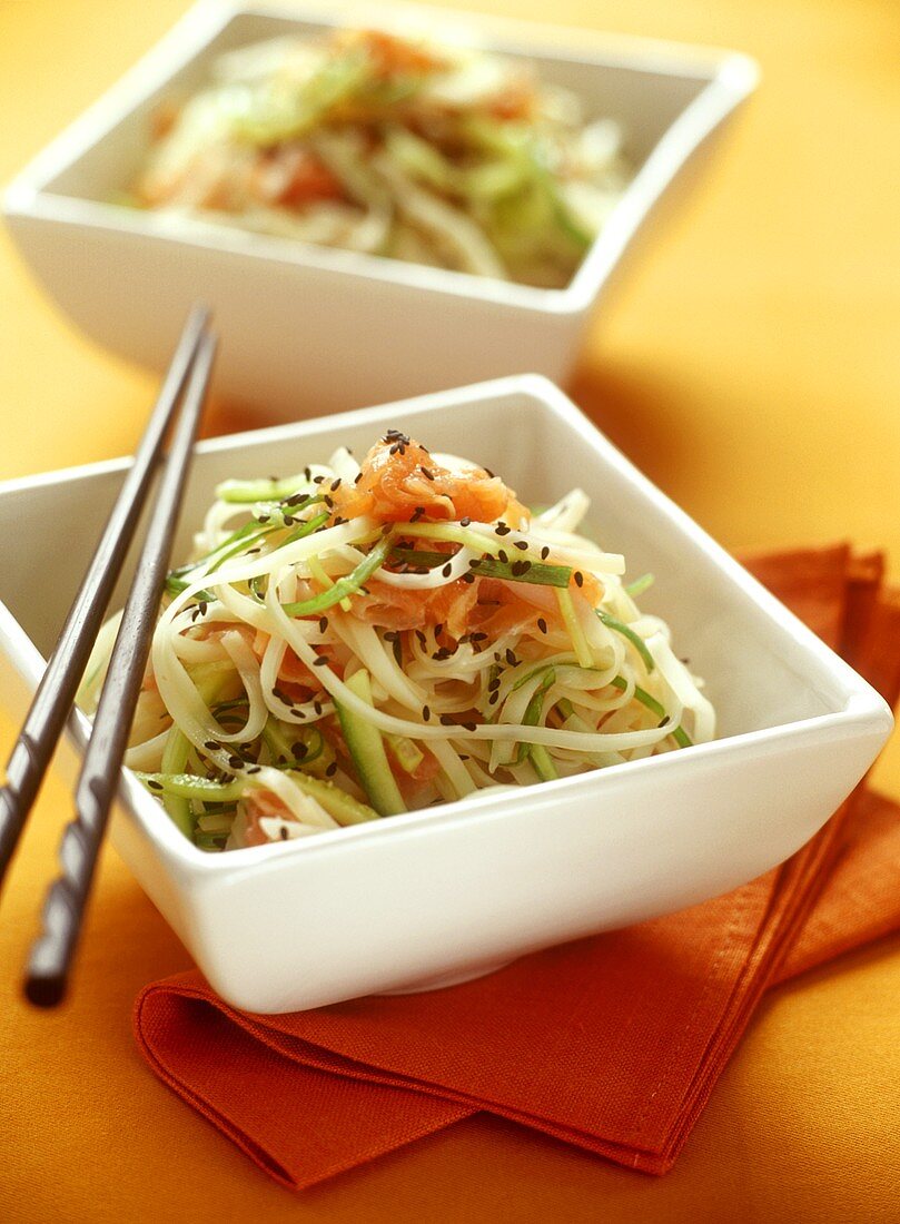 Japanischer Nudelsalat mit Lachs