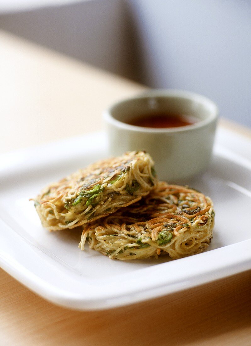 Spaghettipuffer mit Frühlingszwiebeln