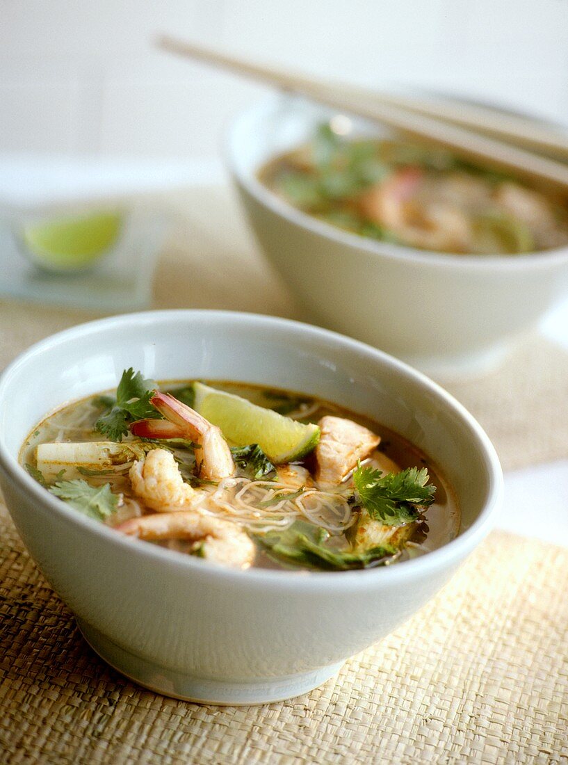 Meeresfrüchtesuppe mit Nudeln und Limetten (Asien)