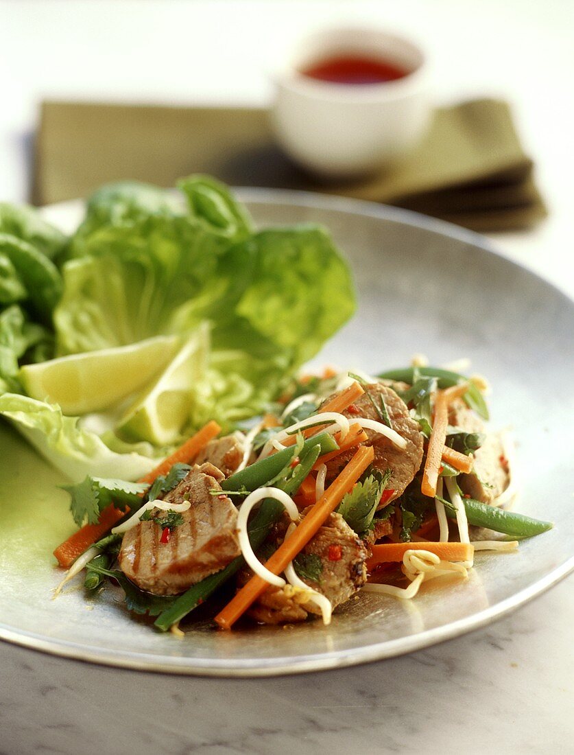 Gemüsesalat mit Schweinefleisch (Asien)