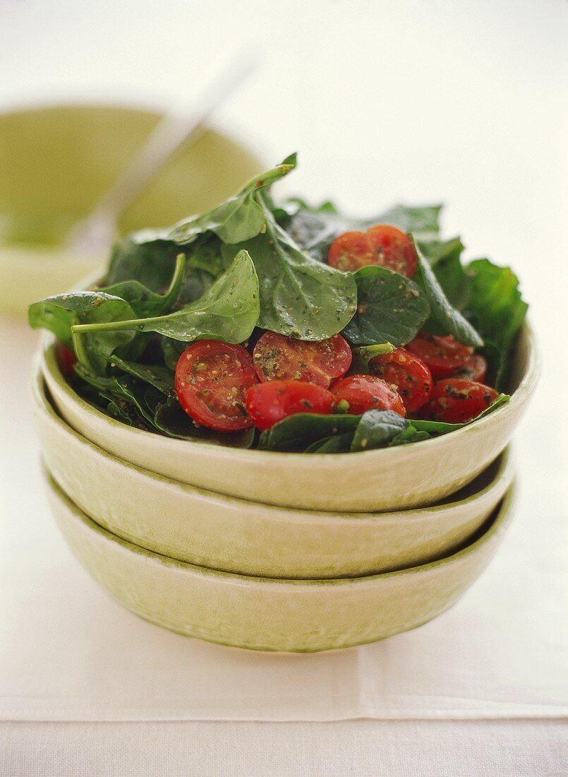 Spinatsalat mit Kirschtomaten und Pesto