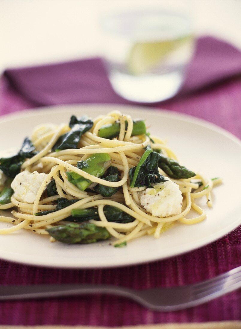 Spaghetti mit Spinat und Ziegenkäse