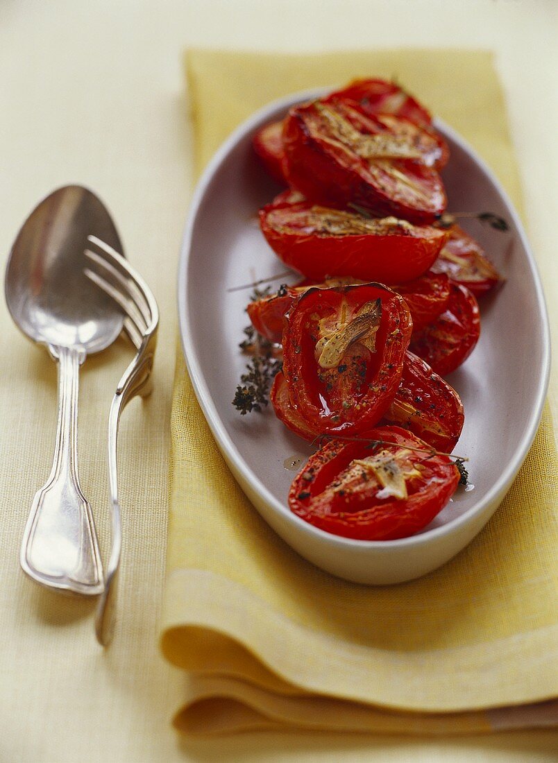 Gebratene Tomaten mit Knoblauch und Thymian