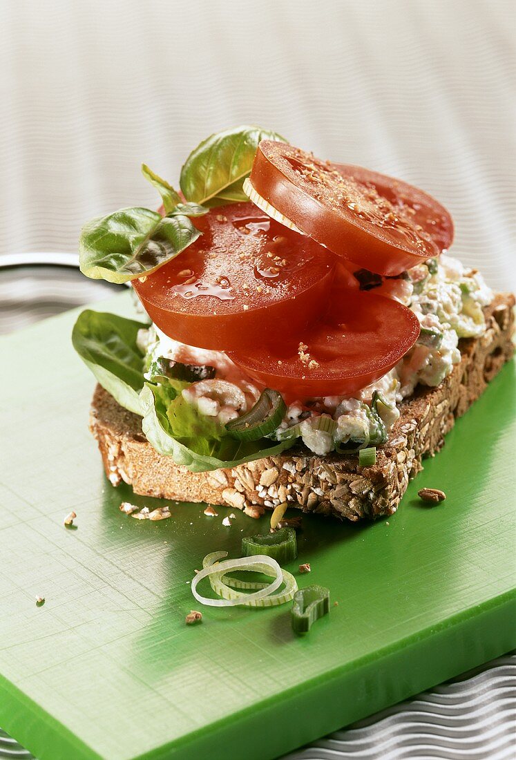 Vollkornbrot mit Frischkäse, Basilikum und Tomaten