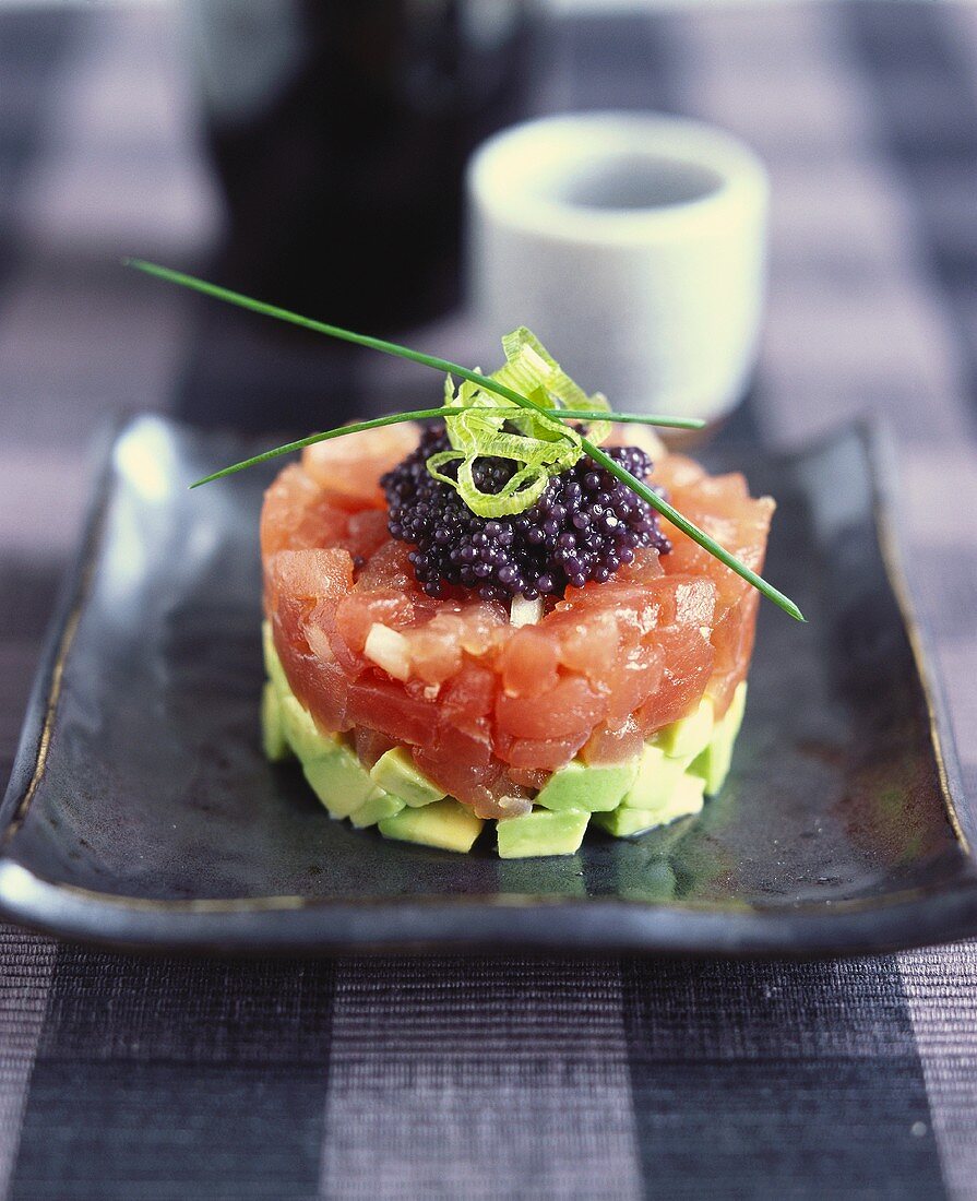 Thunfischtatar mit Avocado und Kaviar – Bilder kaufen – 246765 StockFood