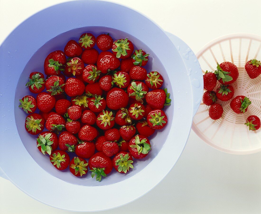 Frische Erdbeeren in Schüssel