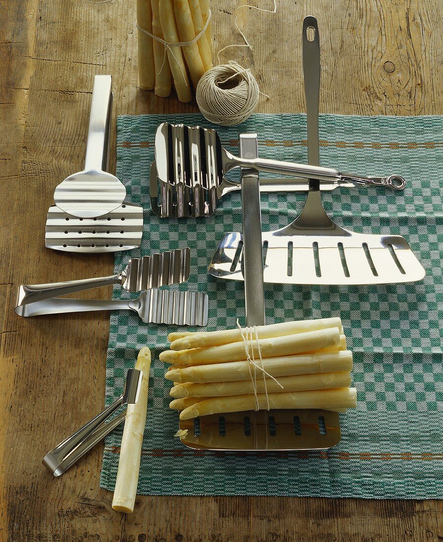 Kitchen utensils for preparing asparagus