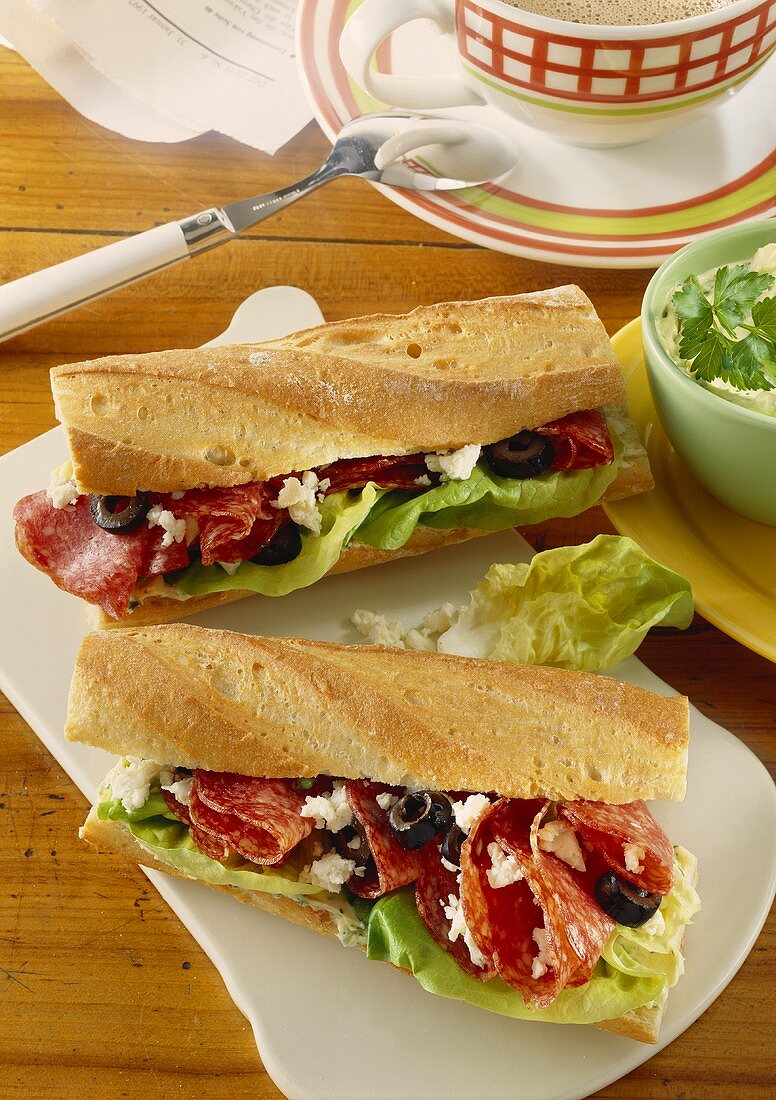 Baguette mit Salami, Oliven und Schafskäse