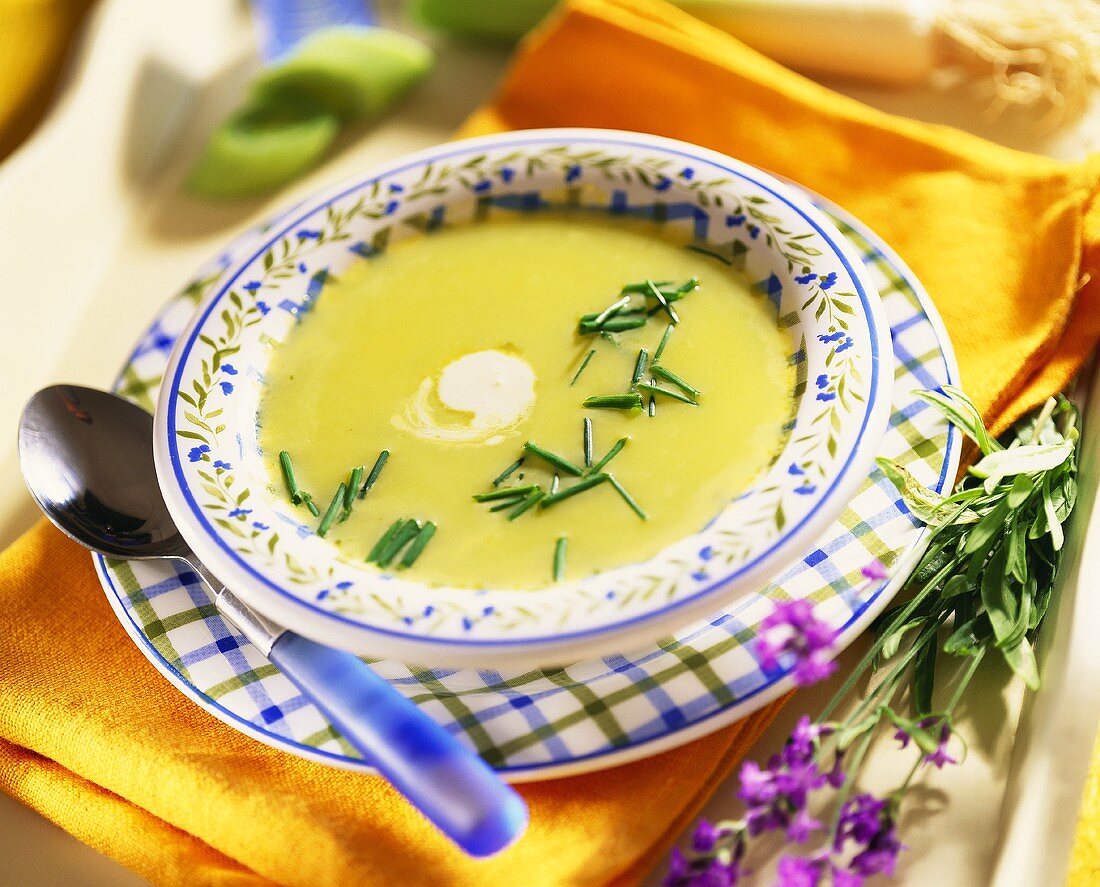 Zucchini-Kartoffel-Suppe mit Schnittlauch