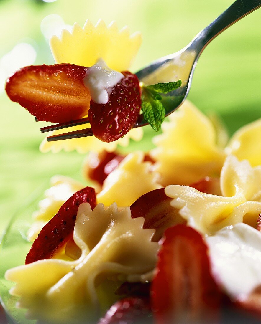 Farfalle mit Erdbeeren, saurer Sahne und Minze