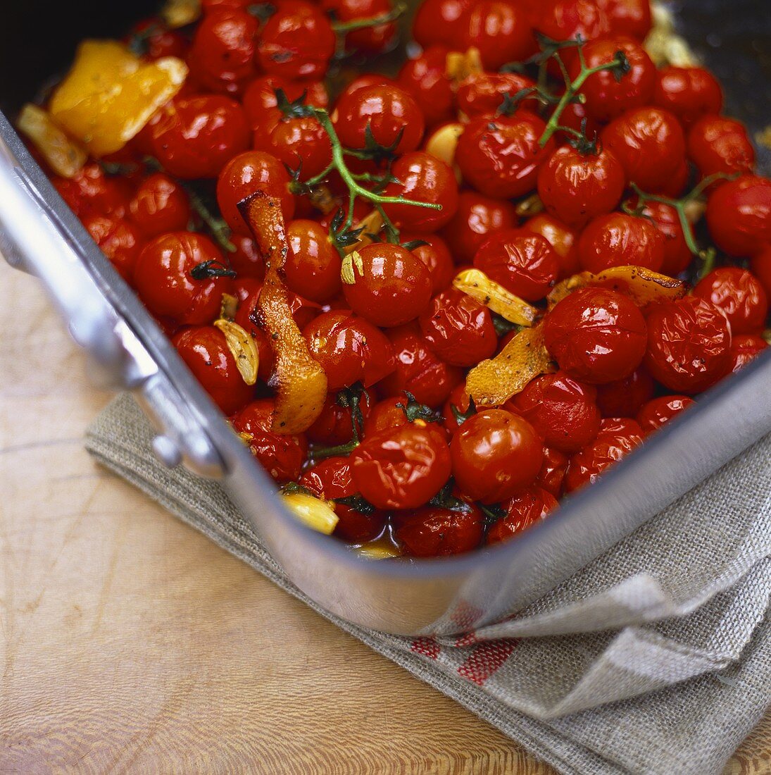 Gebratene Kirschtomaten mit Orangenschalen