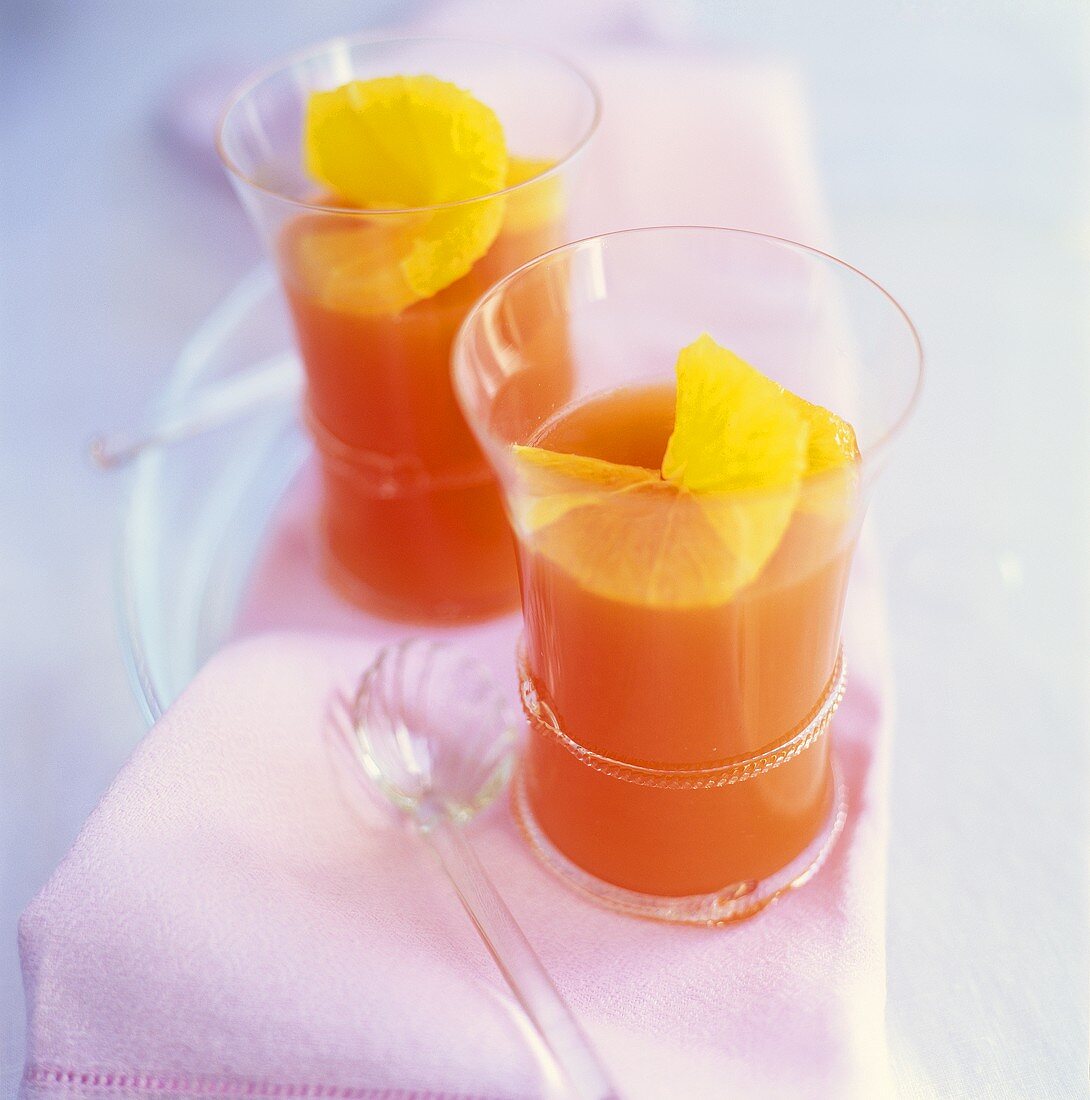 Zwei Gläser Grapefruitsaft