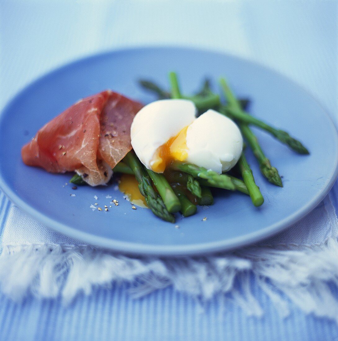 Green asparagus with ham and poached egg