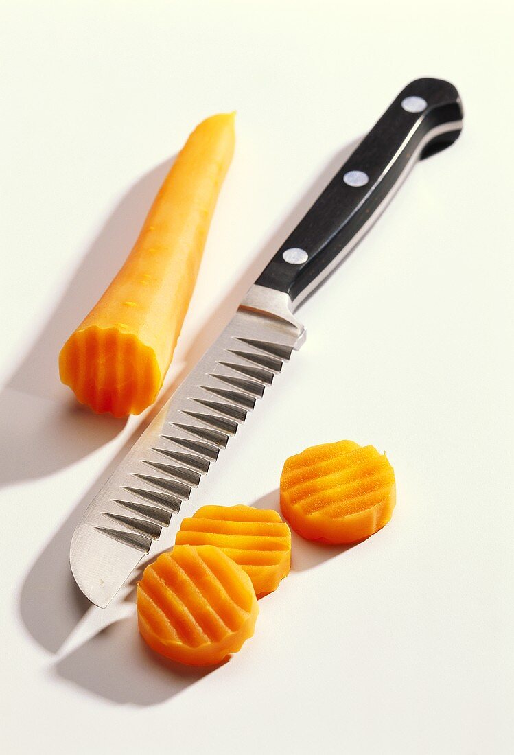 Crinkle-cut knife for cutting carrots