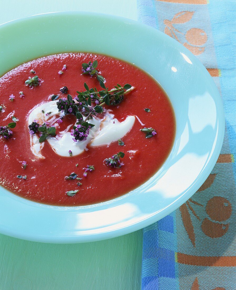 Tomatensuppe mit saurer Sahne und Kräutern