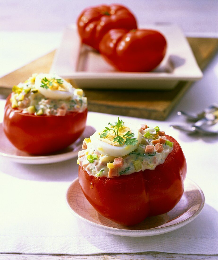 Fleischtomaten, gefüllt mit Gemüse-Eier-Salat