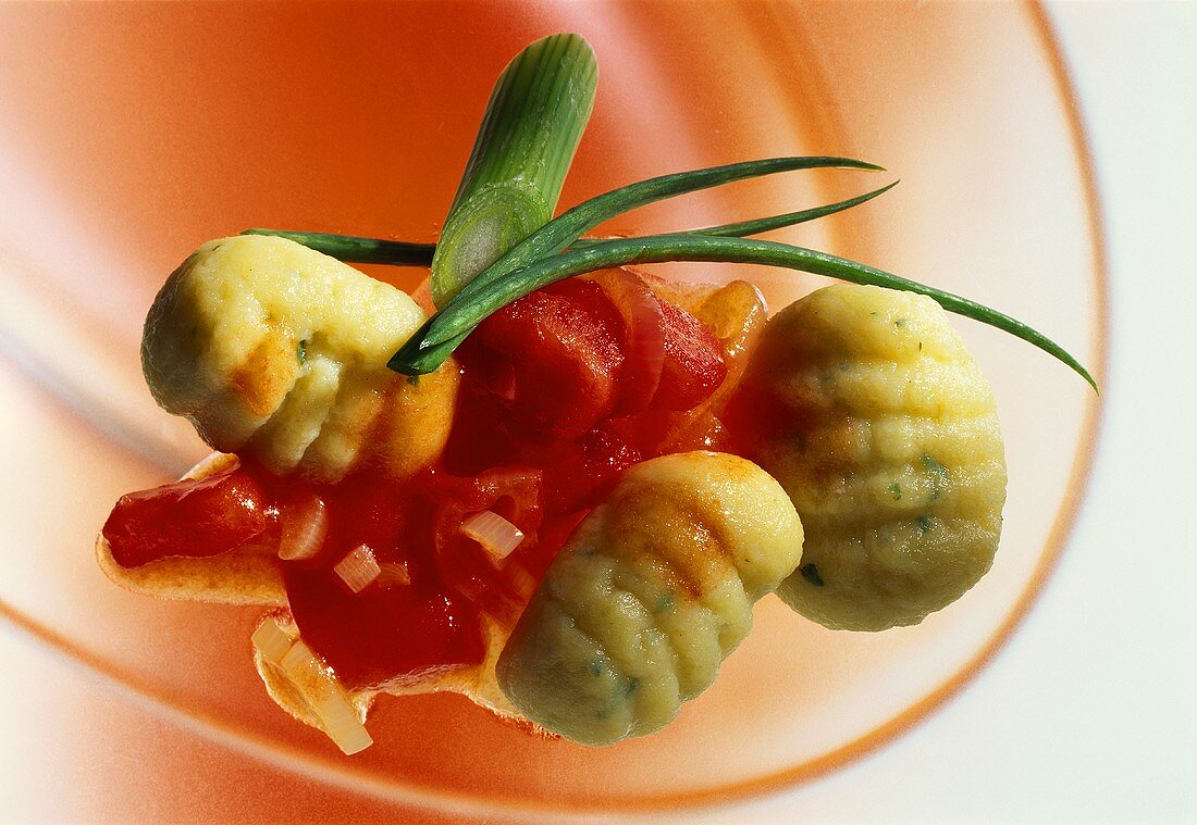 Thymiangnocchi mit gedünsteten Tomaten