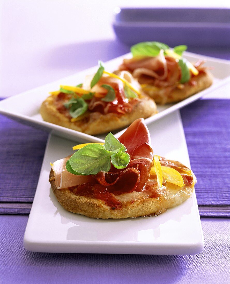 Mini-pizza with Parma ham and peppers