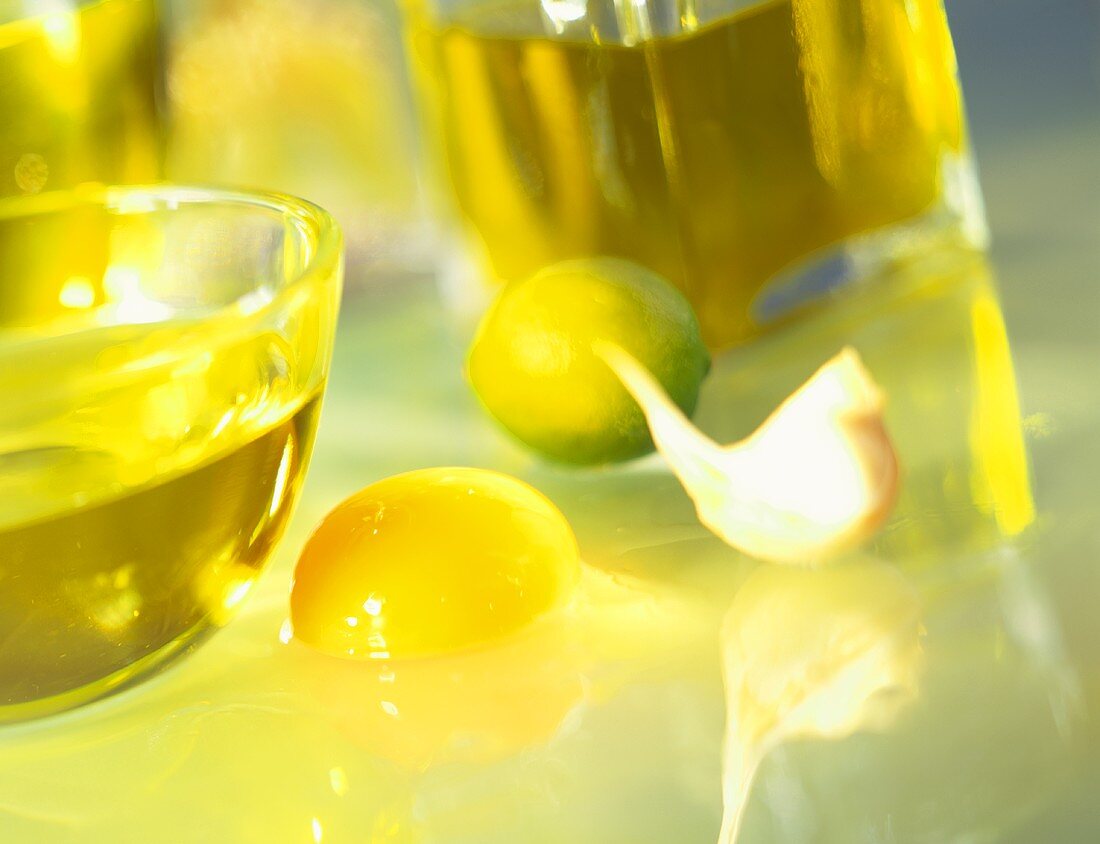Olivenöl, Ei, Knoblauch und Zitrone (Zutaten für Mayonnaise)