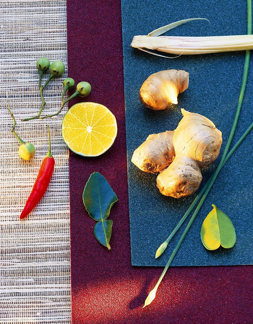 Stillleben mit asiatischen Gewürzen und Kräutern