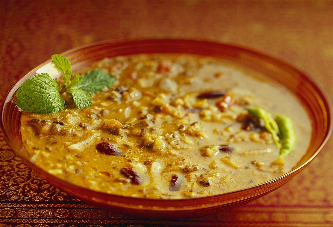 Dhabey ki dal (lentil dish with kidney beans, India)