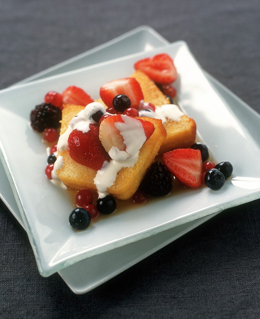 Getränkter Zitronenkuchen mit Ingwerwein und Beeren