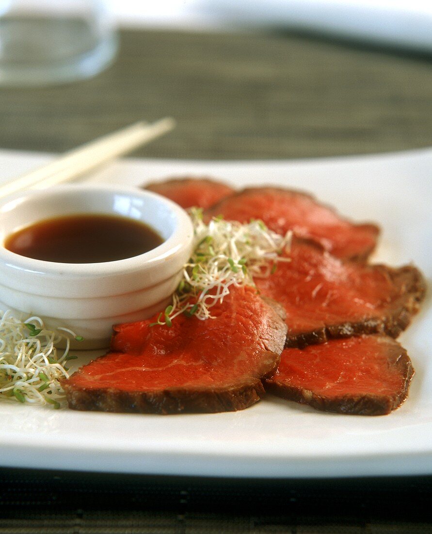 Rindfleisch mit Sprossen und Ponzusauce (Japan)