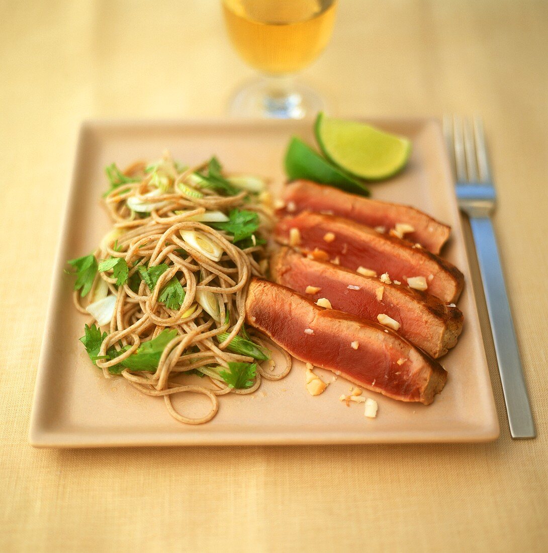 Rosa gebratener Thunfisch mit asiatischen Nudeln