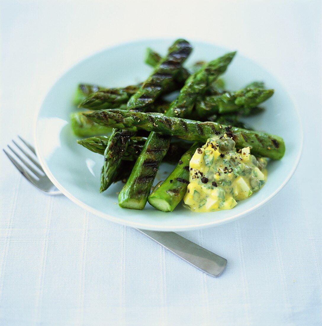 Barbecued green asparagus with egg sauce