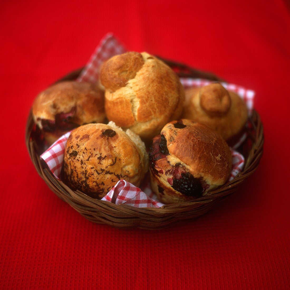 Brombeermuffin, Rosinenbrötchen und Brioches im Brotkorb