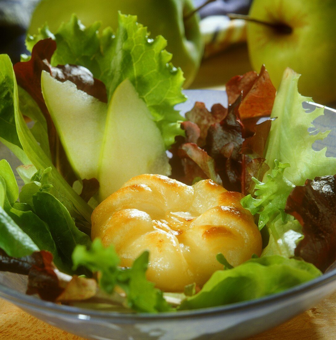 Salad leaves with baked apple