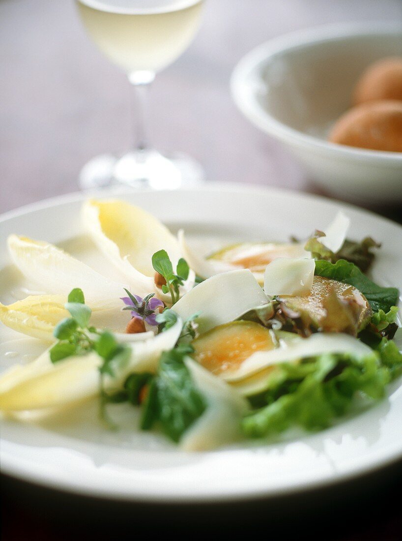 Gemischter Blattsalat mit Käsespänen und Essblüten