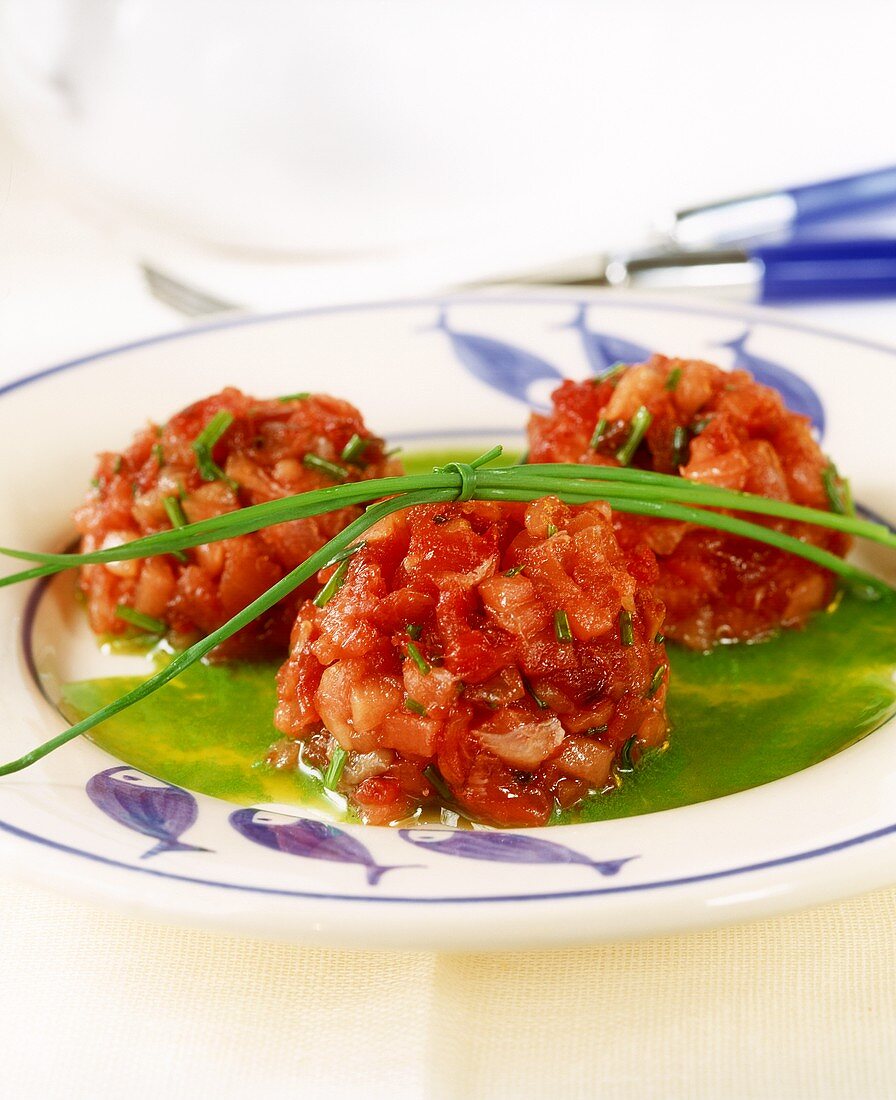 Tuna tartare with chive sauce