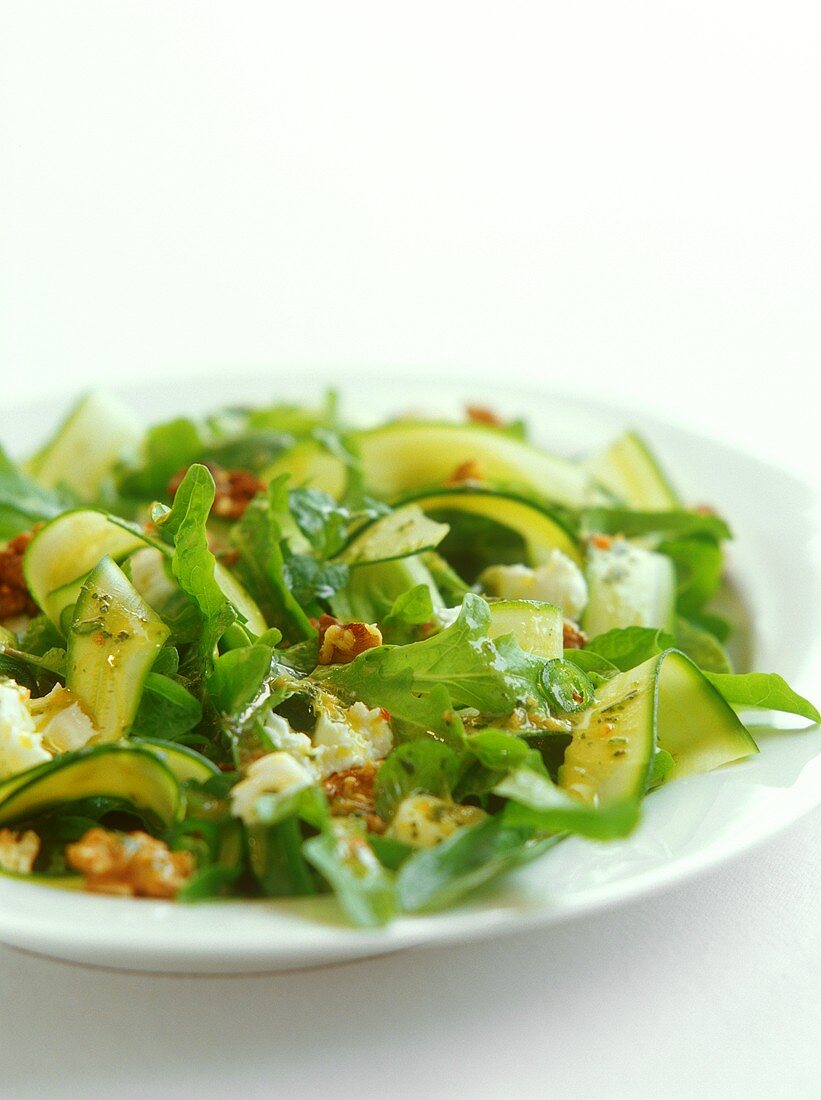 Blattsalat mit Gemüse, Schafskäse und Nüssen