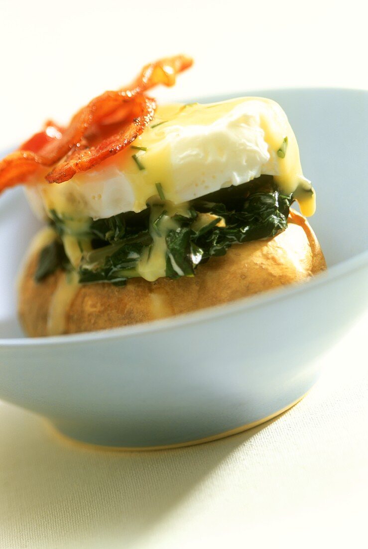 Baked potato with spinach, egg and bacon