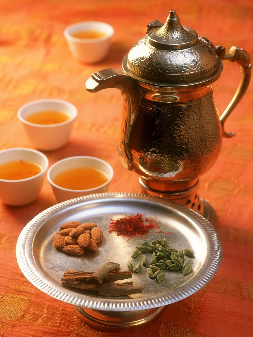 Kahwa (Grüner Tee aus Kashmir); Gewürze und Mandeln