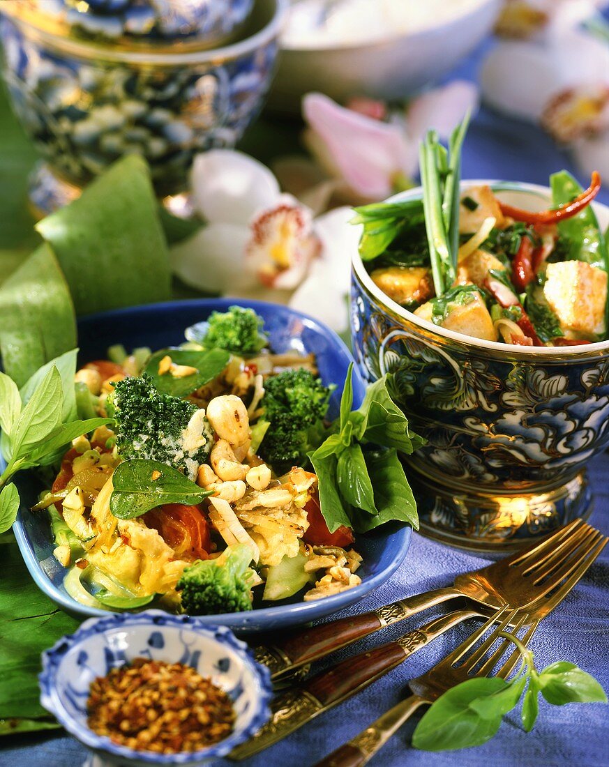 Vegetables with egg; fried tofu with mangetout peas (Thailand)