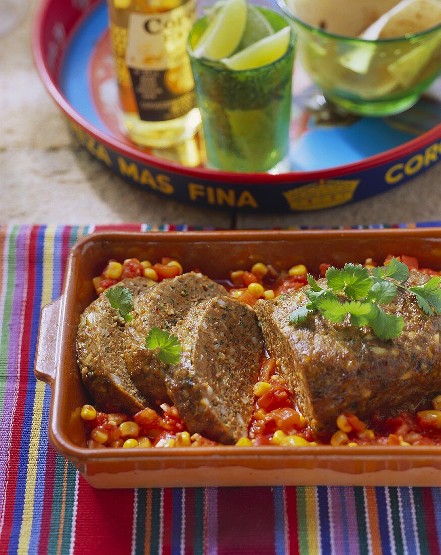 Hackbraten mit Paprika-Mais-Sauce aus Mexiko