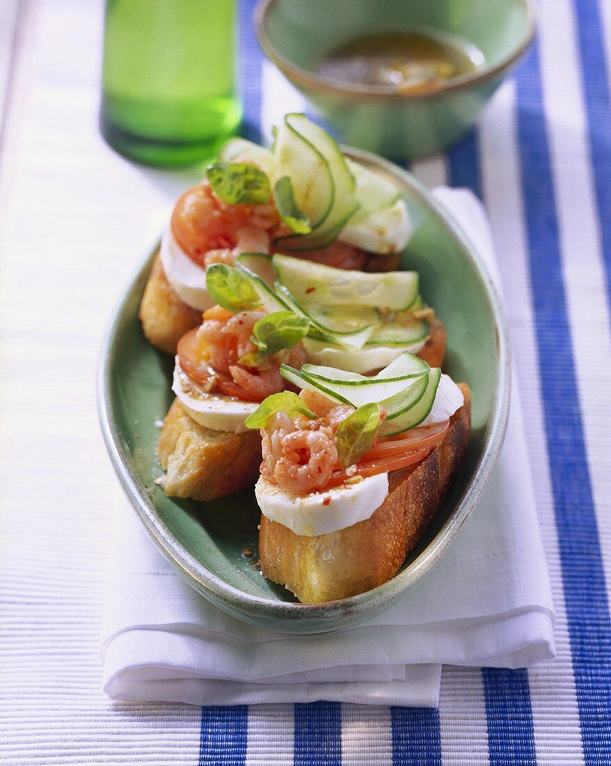 Crostini mit Mozzarella, Tomaten, Gurken und Shrimps