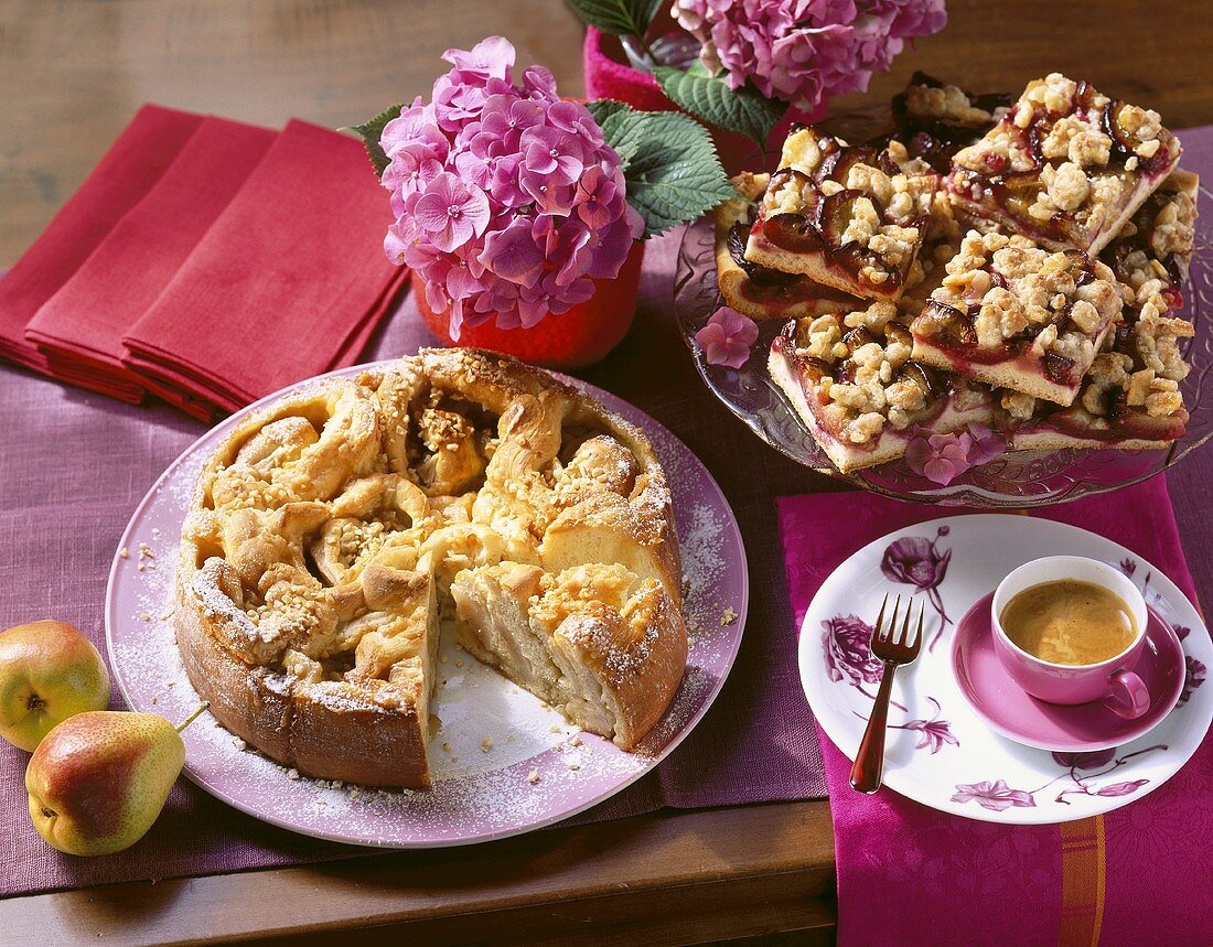 Birnenkuchen und Zwetschgen-Streusel-Kuchen; Kaffee