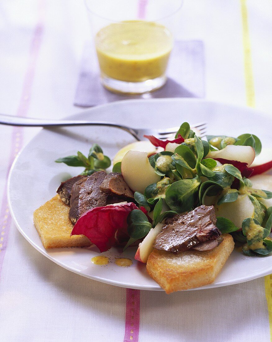 Feldsalat mit Gänseleber und Toast