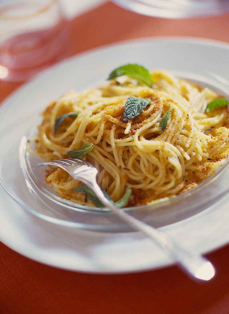 Spaghetti with fish and breadcrumbs